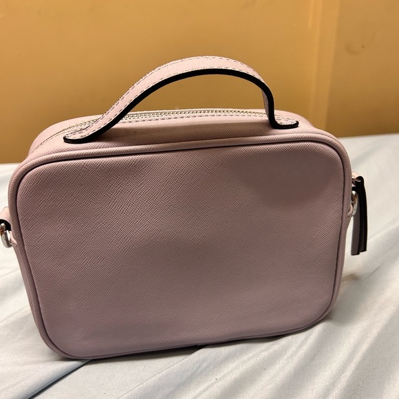 Selling this guess bag - Picture 3 of 3